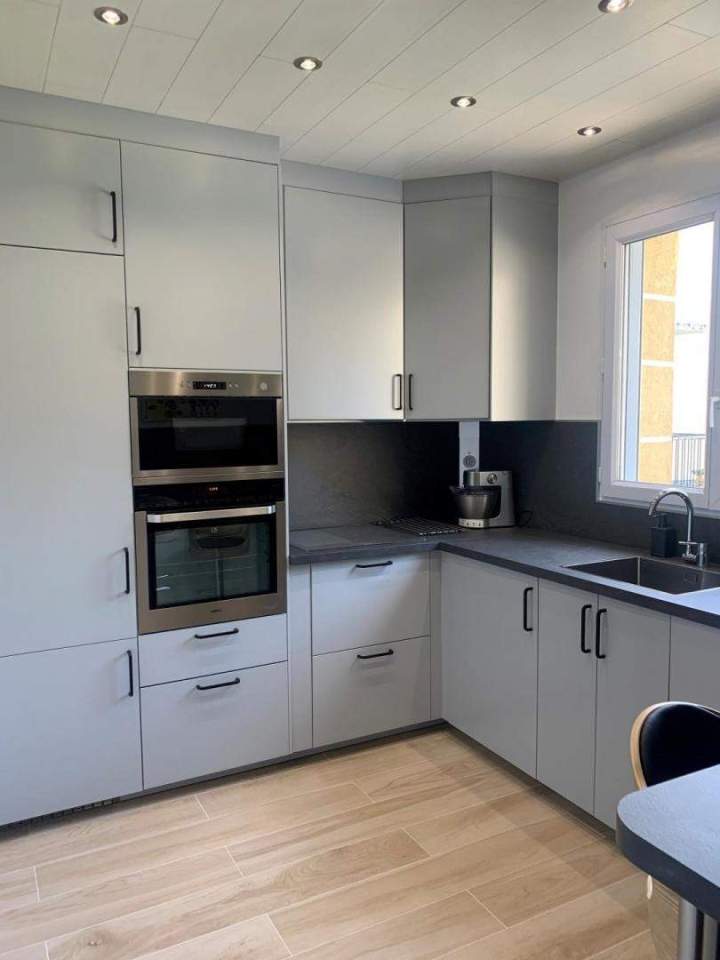 Cuisine moderne avec façades gris clair Saint-Michel-sur-Orge