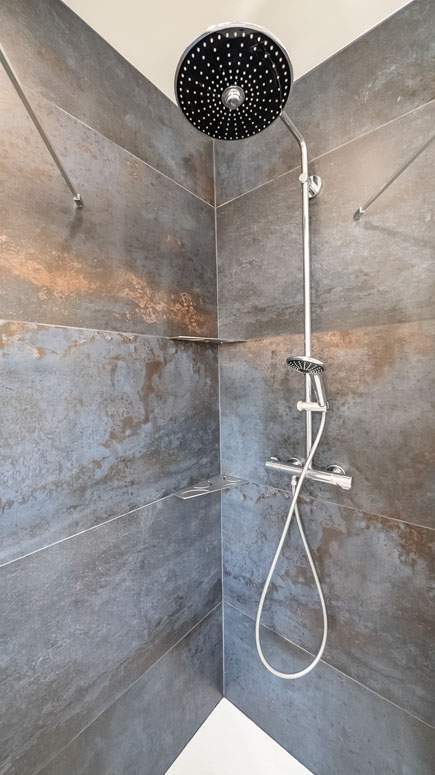 Douche avec carrelage effet métal Saint-Michel-sur-Orge